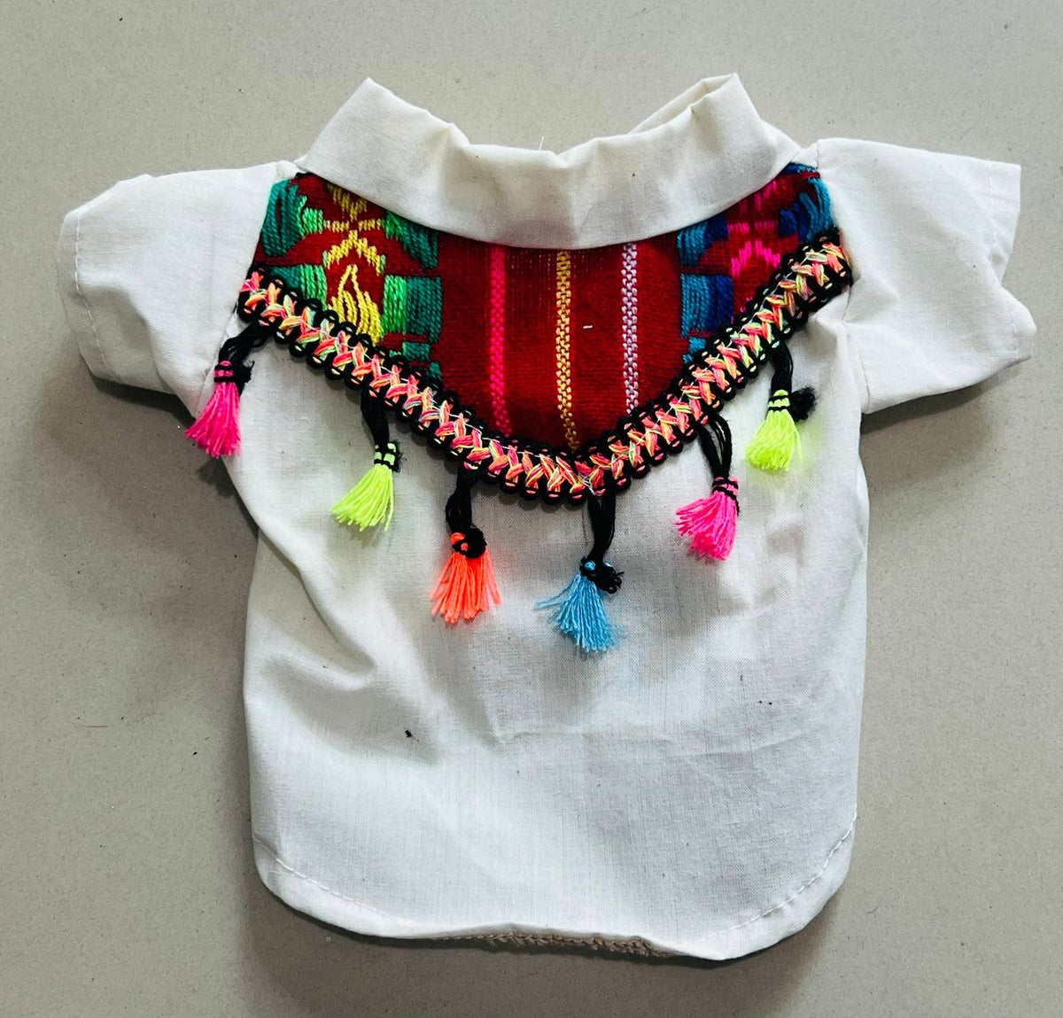 Guayabera con aplicaciones mexicanas